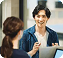 コミュニケーションをとる男女