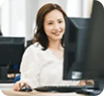 システム開発に取り組む女性