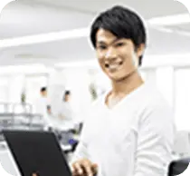 パソコンを持つ男性