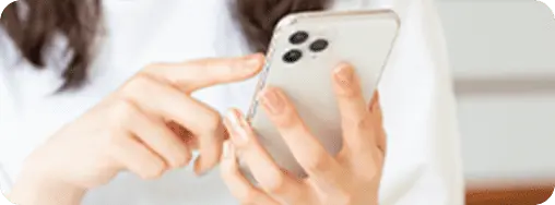 申し込みをする女性