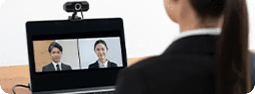 面接を受ける女性