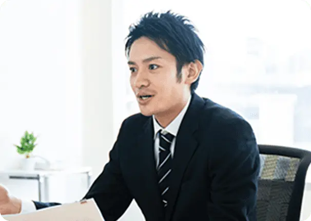 スーツを着た男性